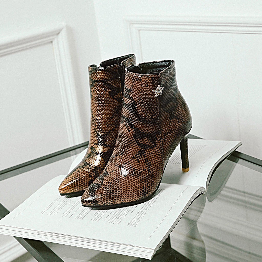 حذاء نسائي أنيق بكعب ستيليتو مدبب وسحاب جانبي، بنقشة جلد الثعبان الجذابة، مناسب للارتداء بدون كعب. 