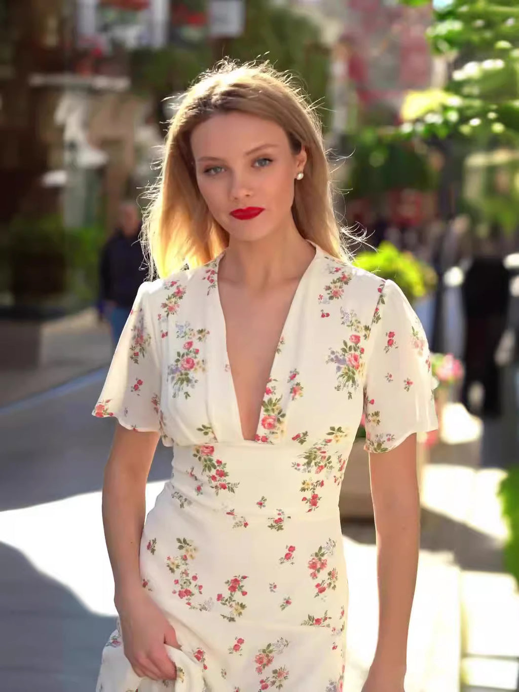 Robe française sexy amincissante à fleurs, décolleté plongeant et taille haute