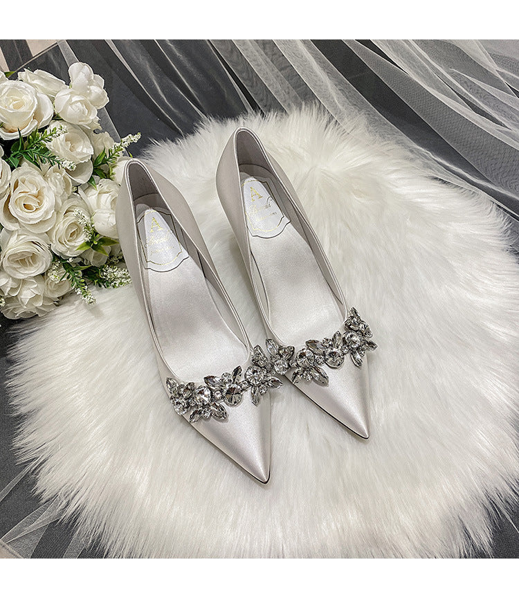 Escarpins de mariée en satin blanc ornés de strass en cristal