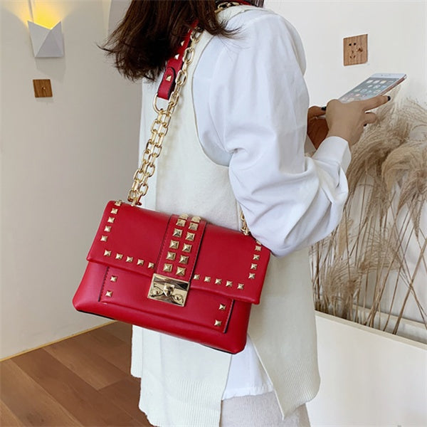 Sac seau à bandoulière clouté en PU avec fermeture à boucle