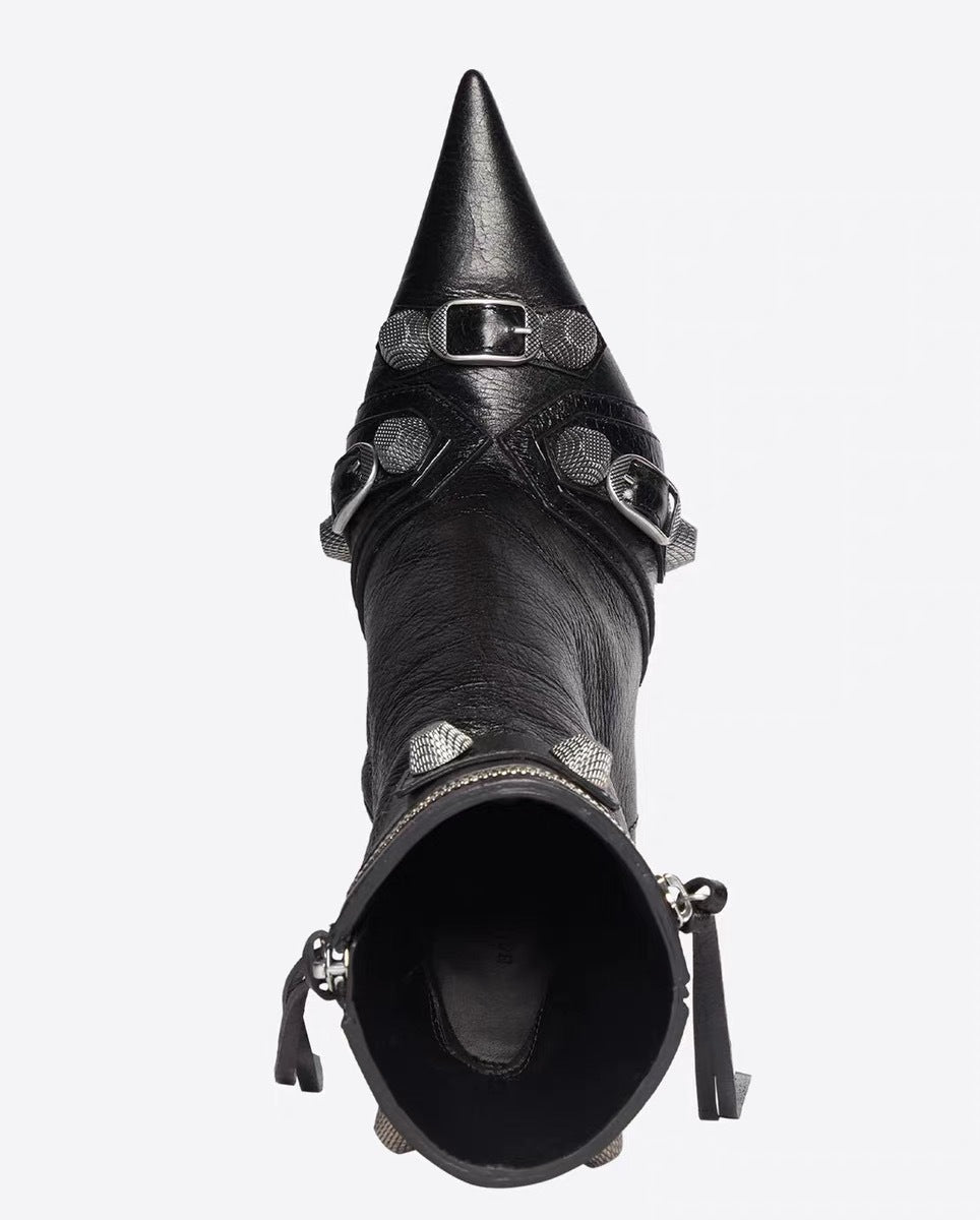 حذاء بوت قصير مدبب من الأمام بسحاب جانبي مرصع بمسامير معدنية، مناسب لراكبي الدراجات النارية