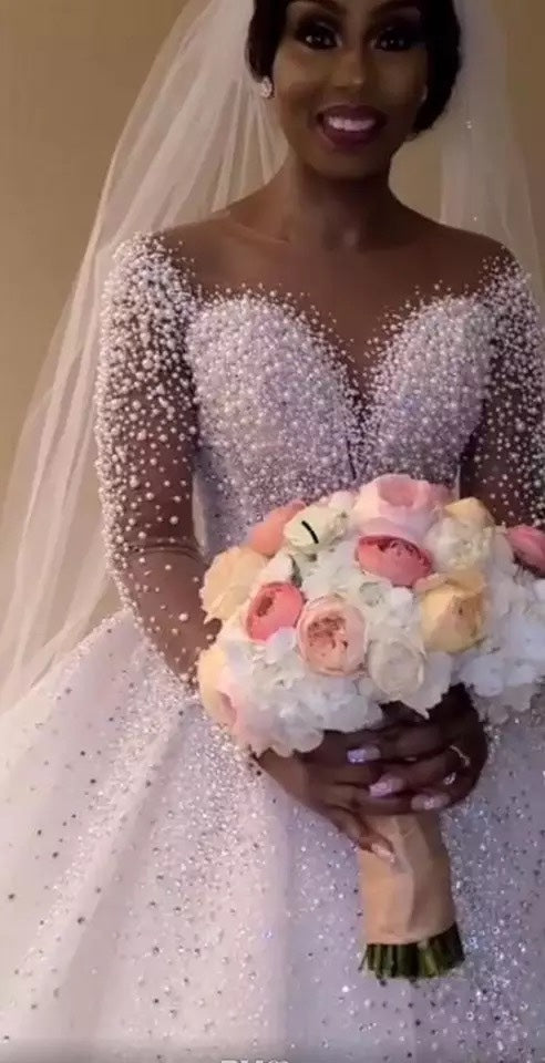 Robe de mariée de bal en dentelle blanche à manches longues