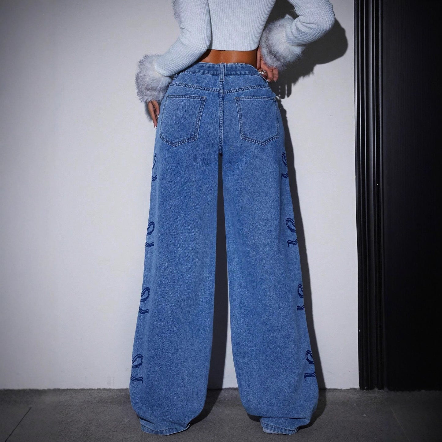 بنطلون جينز مطبوع بقصة مستقيمة وواسعة