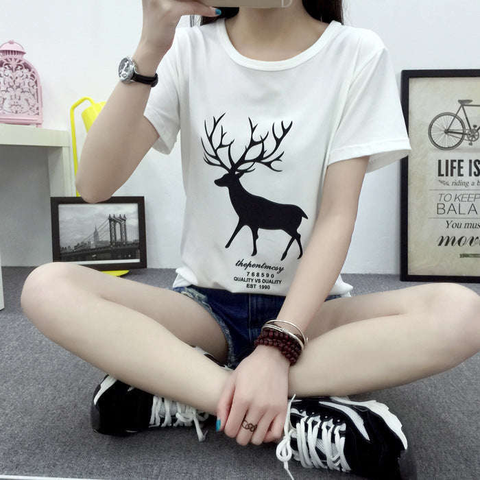 تي شيرت نسائي بطبعة حروف وأكمام قصيرة من حرير الحليب