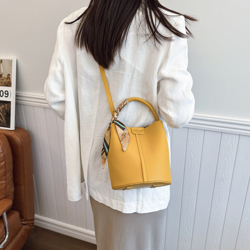 Sac seau porté main avec accent en foulard