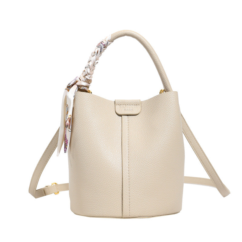 Sac seau porté main avec accent en foulard