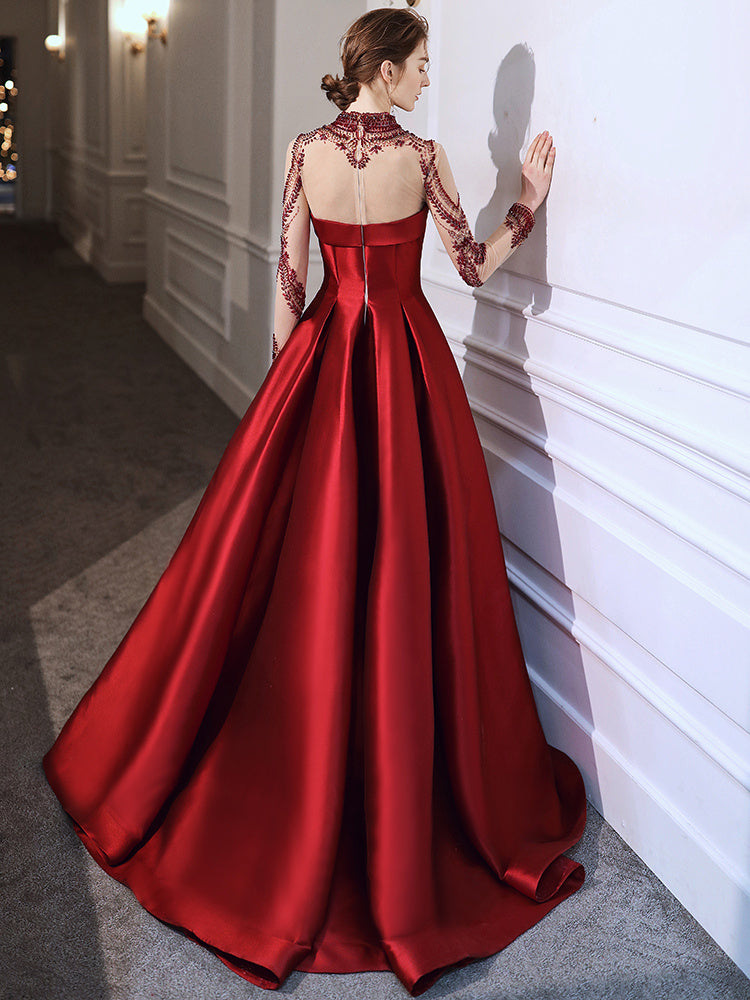 Robe en satin rouge bordeaux à col montant et fermeture éclair