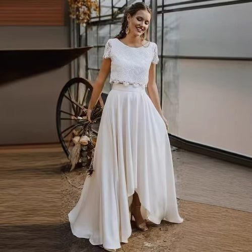 Robe de mariée légère en dentelle et satin pour des photos de destination