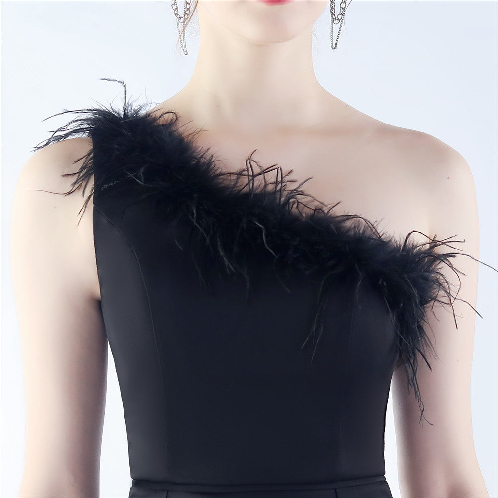 Robe de soirée en plumes d'autruche pour dîner-spectacle de mariage