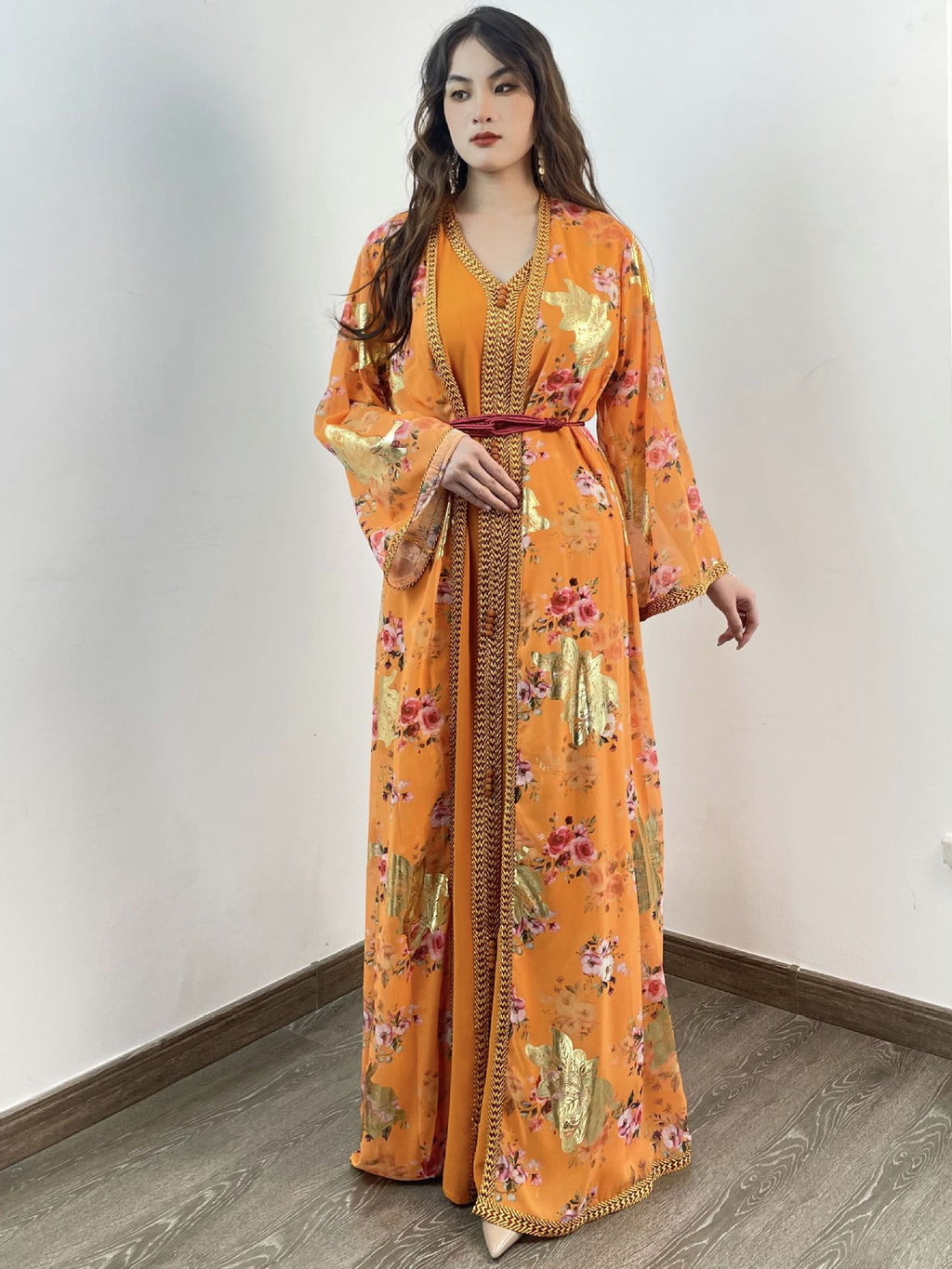 روب نسائي برتقالي بأكمام طويلة بتصميم دبي مع حزام