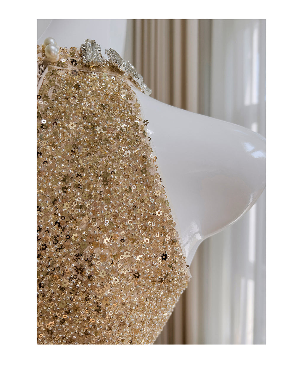 Longue robe de soirée dos nu en gaze à sequins doré champagne