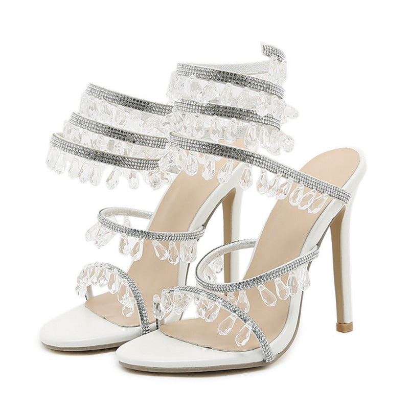 Sandales à bout rond et talon aiguille serpentin orné de strass, blanches et noires