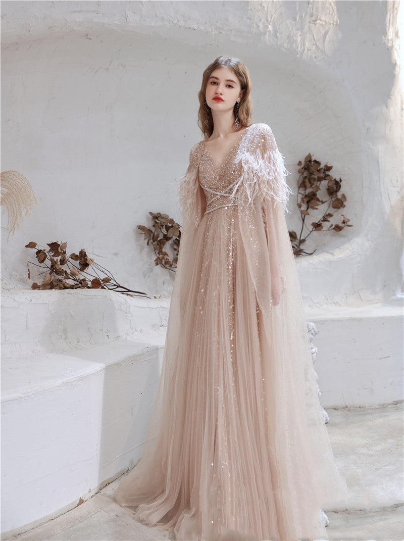 Robe de soirée deux pièces en soie avec long châle en plumes