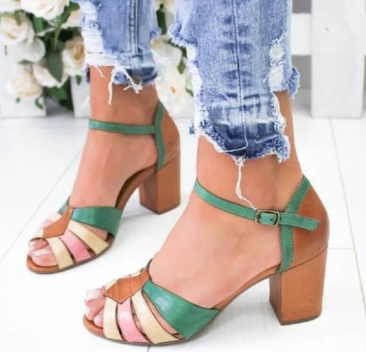 Sandales femme vertes à talon carré, bouche de poisson et boucle de couleur contrastante