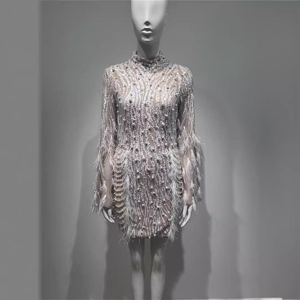 Robe en perles de mousse abricot à taille haute à plumes et paillettes