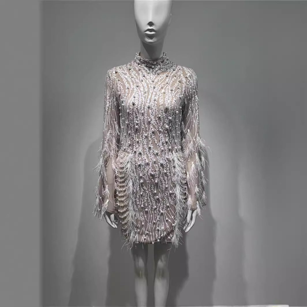 Robe en perles de mousse abricot à taille haute à plumes et paillettes