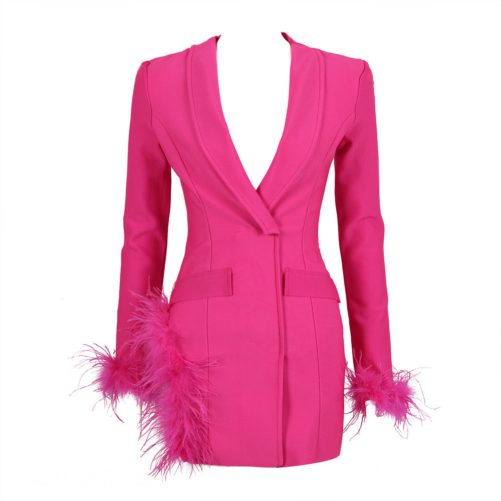 Robe fourreau à manches longues en plumes d'autruche