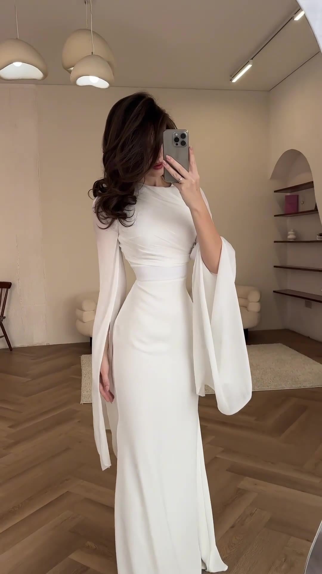 Robe longue en satin à manches larges ourlet et coupe ajustée, en gaze de verre