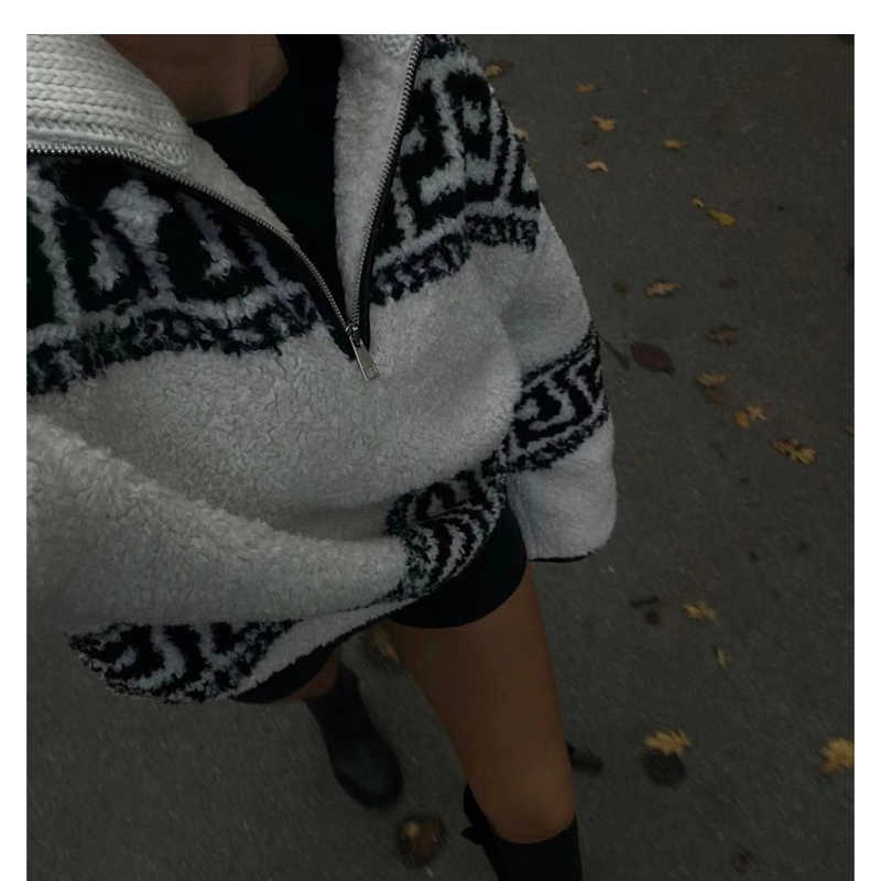 معطف صوفي فضفاض من صوف الحملان، بياقة عريضة وياقة قصيرة وسحاب قصير