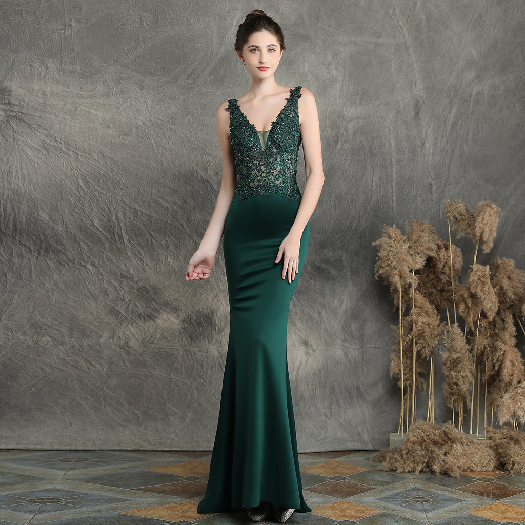 Robe de mariée longue ornée de perles pour un toast