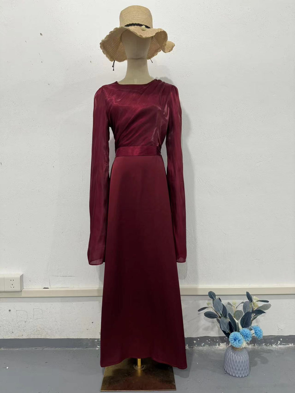 Grande robe ajustée en satin avec manches longues en gaze de verre
