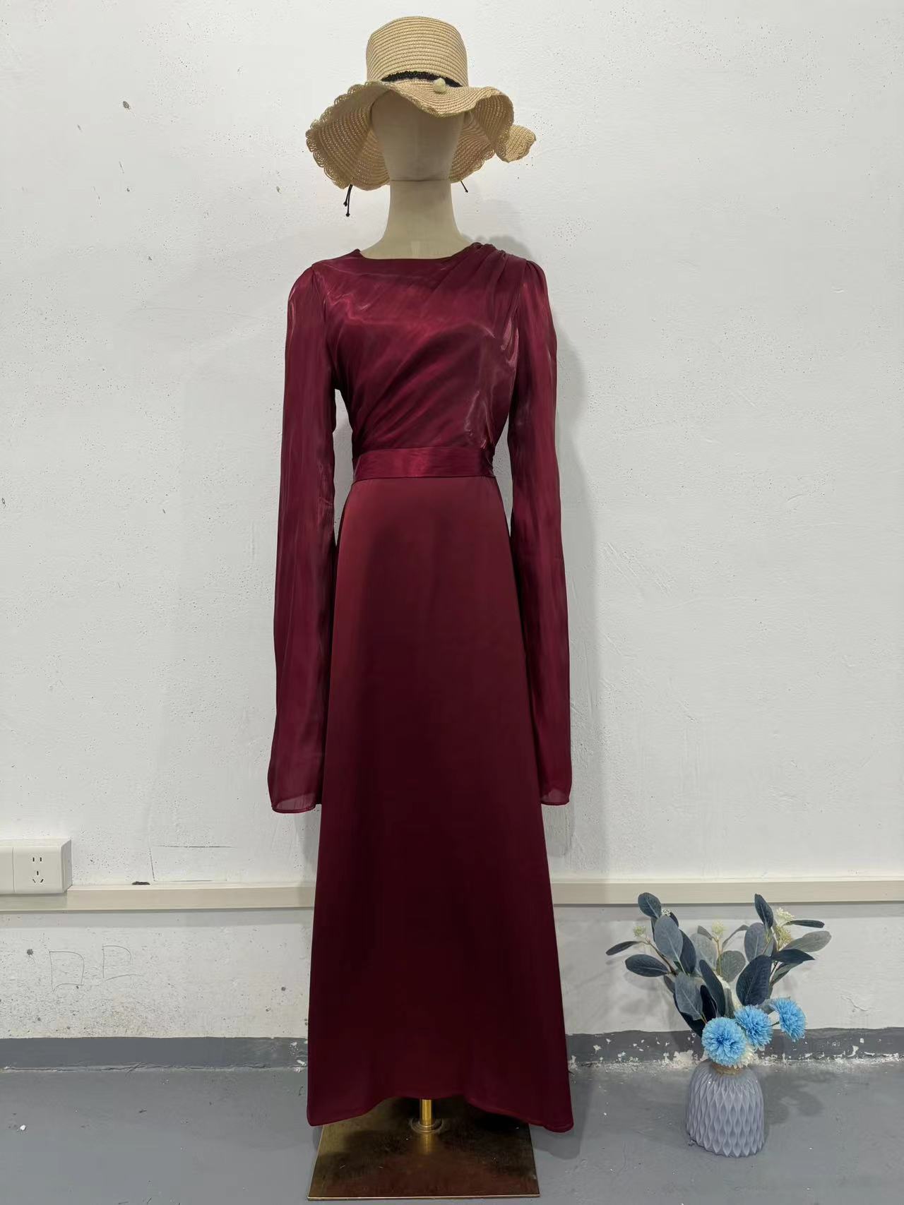 Robe longue en satin à manches larges ourlet et coupe ajustée, en gaze de verre