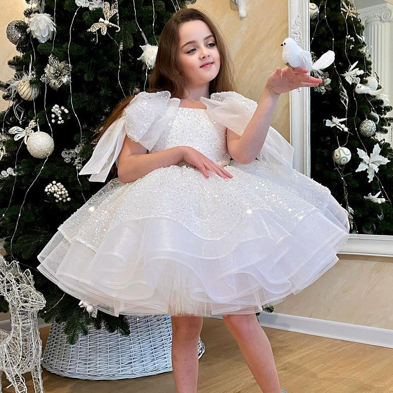Jupe blanche de cérémonie pour une fête d'anniversaire de fille