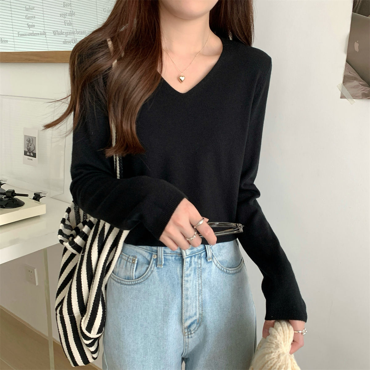 كنزة صوفية فضفاضة بياقة على شكل حرف V ناعمة ومريحة للارتداء فوق طبقات أخرى من الملابس