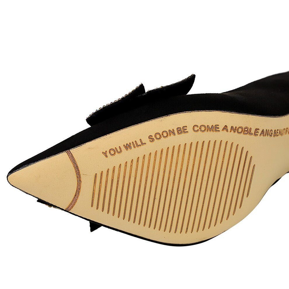 حذاء أنيق وجذاب بكعب عالٍ رفيع من جلد الغزال مزين بفيونكة مرصعة بأحجار الراين 