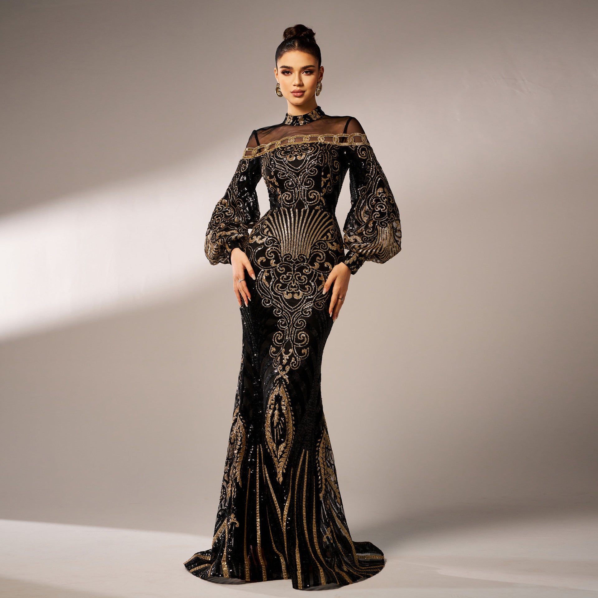Robe de soirée sirène longue noire à manches longues, col rond et maille à paillettes