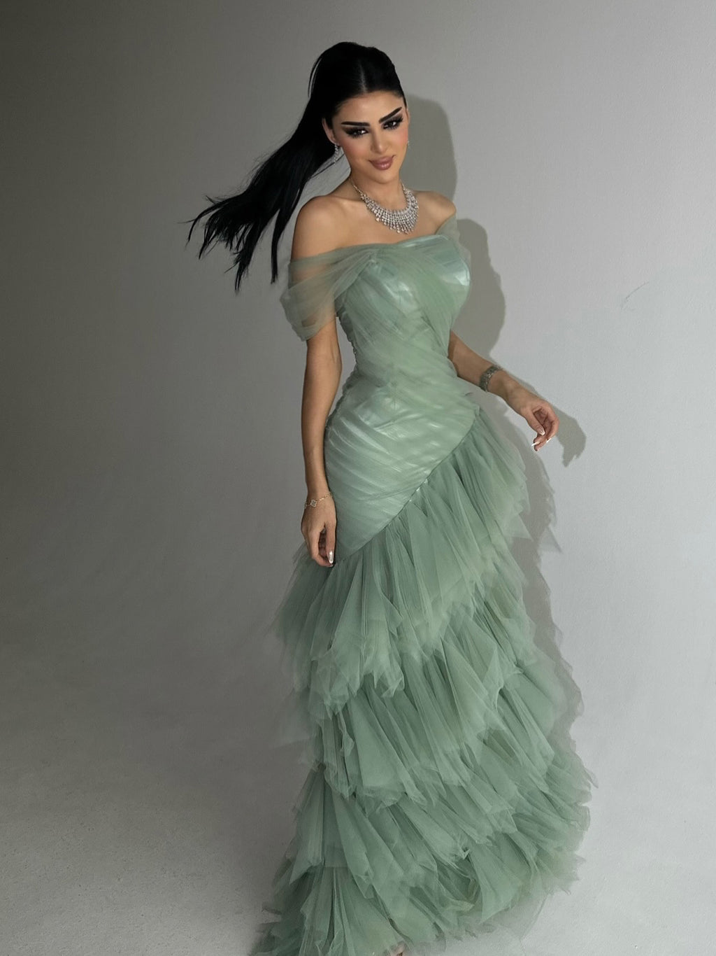 Robe longue élégante bustier vert clair coupe sirène avec jupe en tulle étagée