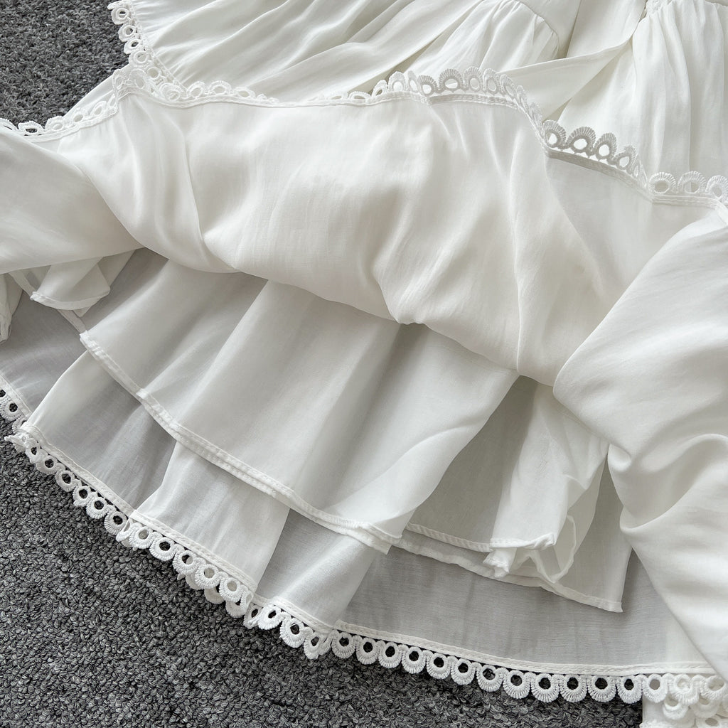 Robe ample blanche style rétro avec lacets, manches cloche et taille à coutures