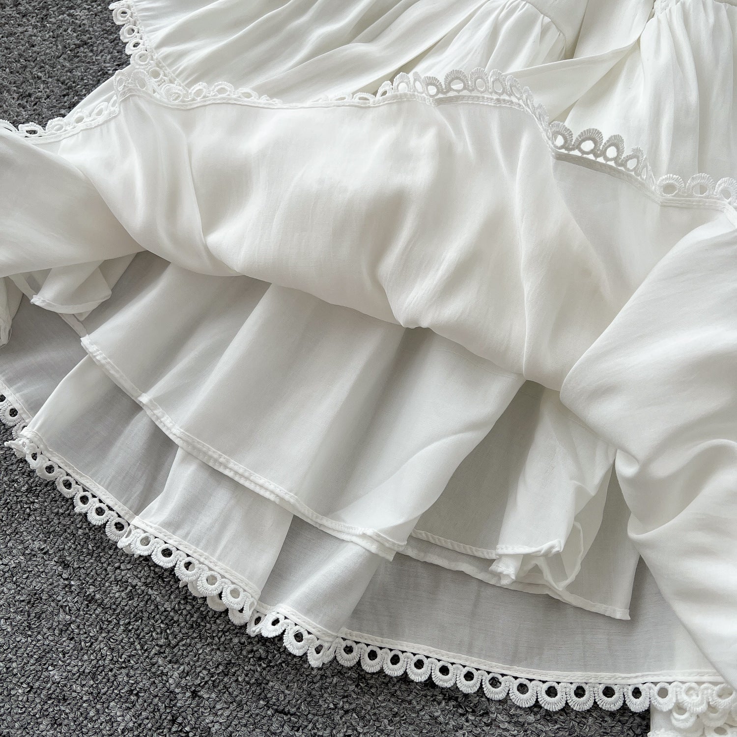 Robe ample blanche style rétro avec lacets, manches cloche et taille à coutures