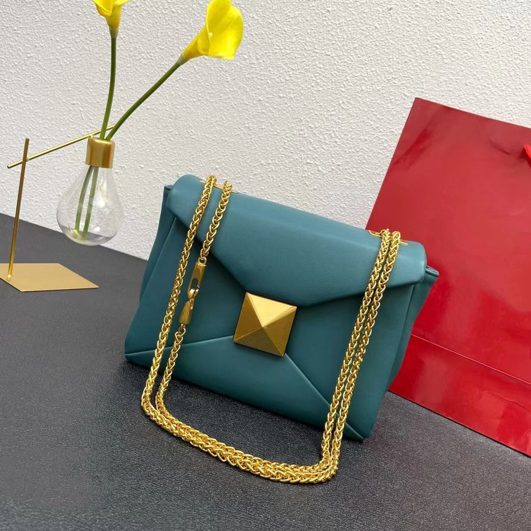 Women's Retro Large Rivet Chain Clamshell Bag 22x17x9cm