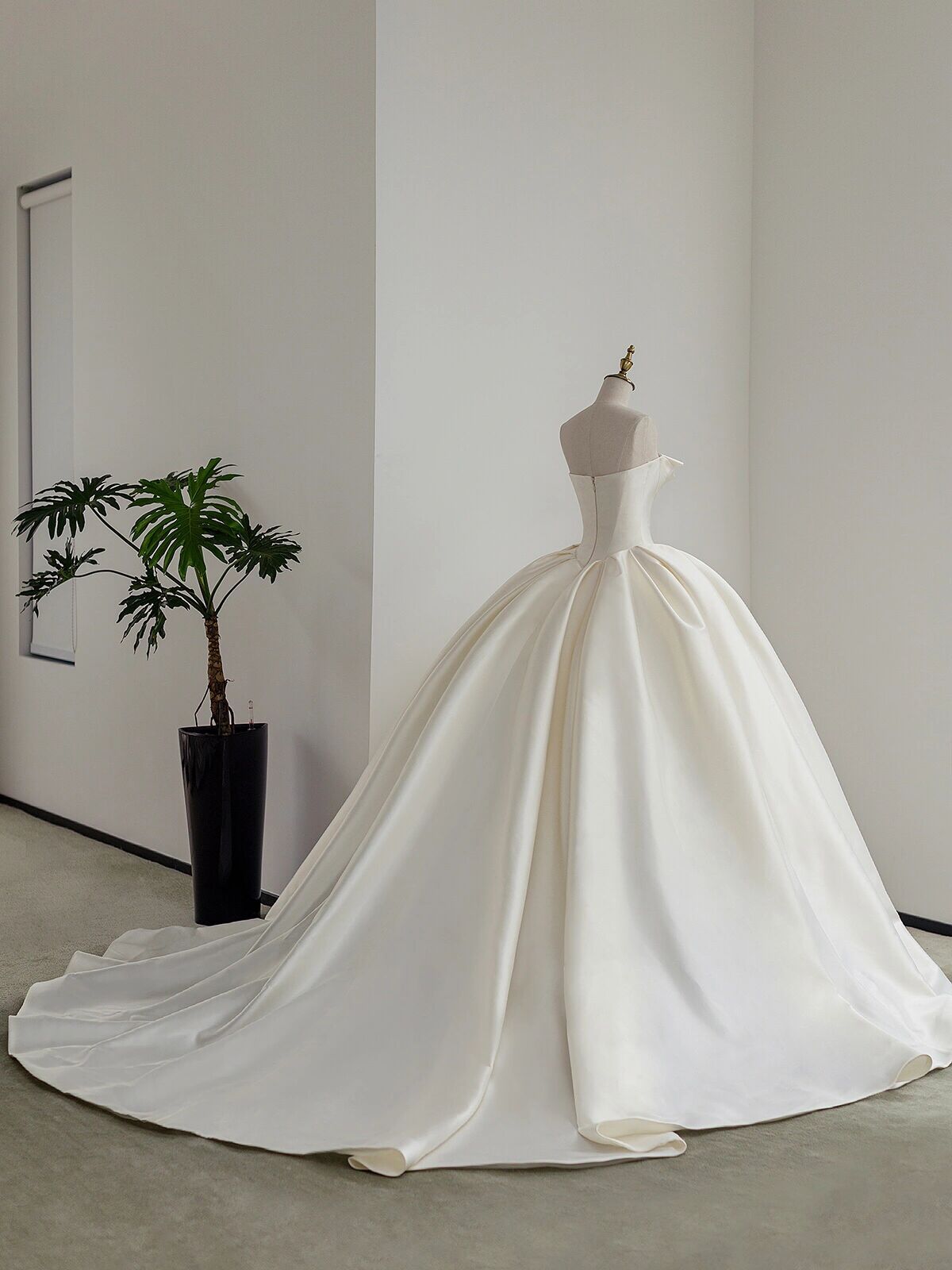 Vintage Satin Tube Top Wedding Bridal Dress with Long Tail