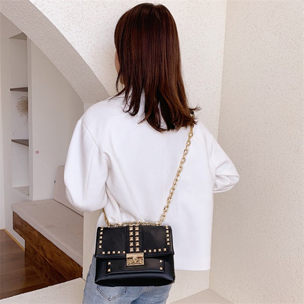 Sac seau à bandoulière clouté en PU avec fermeture à boucle