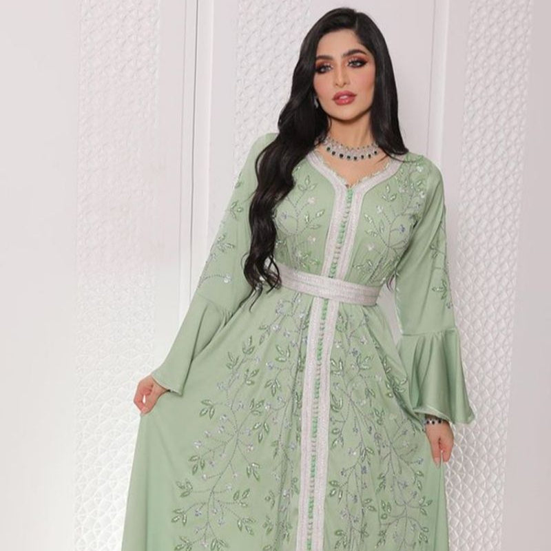 Robe caftan en dentelle vert moyen-oriental avec strass