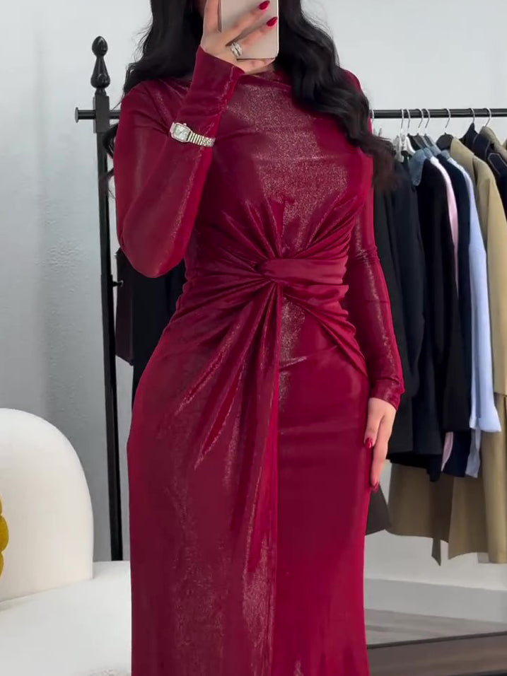 Robe longue musulmane métallisée avec détail torsadé sur le devant et manches longues