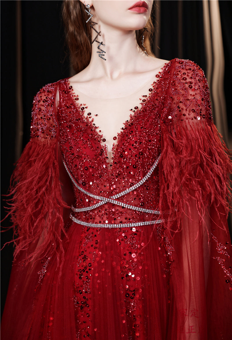 Robe de soirée deux pièces en soie avec long châle en plumes