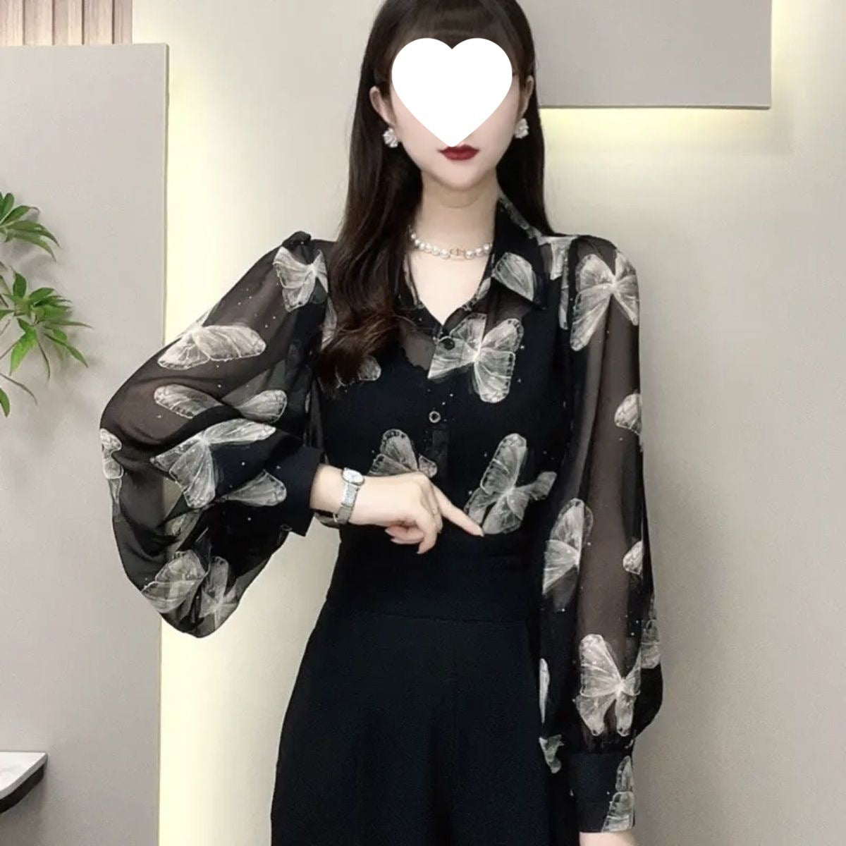 Chemise ajustée élégante en polyester élasthanne noir imprimé papillons