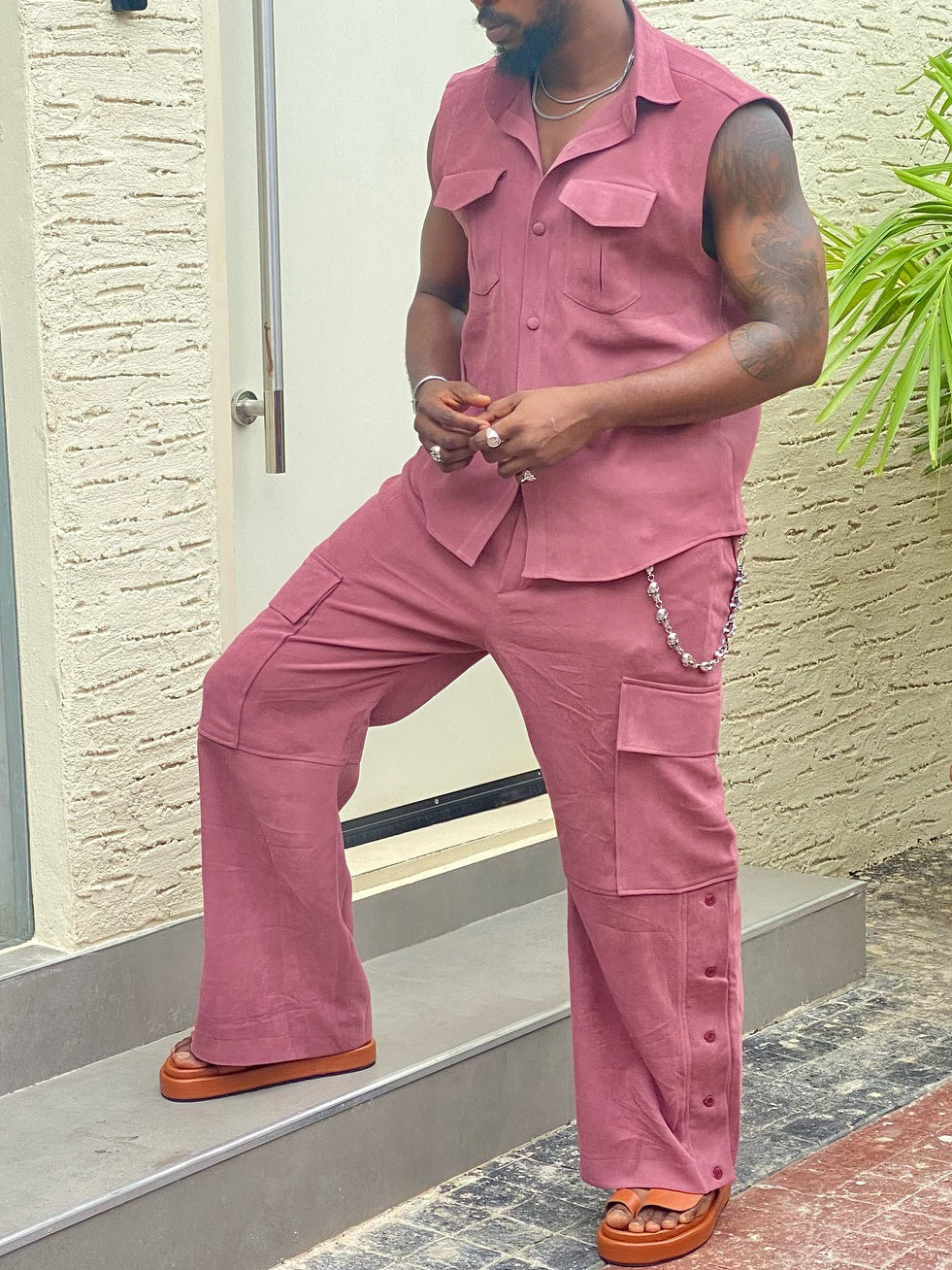 Ensemble chemise sans manches boutonnée et pantalon cargo