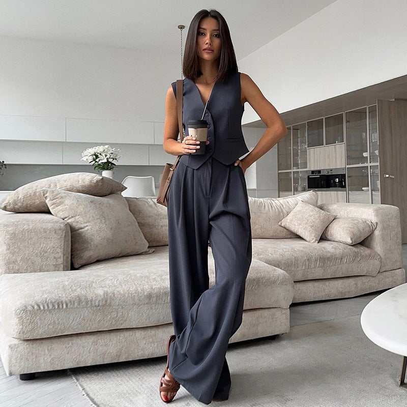 Ensemble tailleur gilet sans manches col V et pantalon large