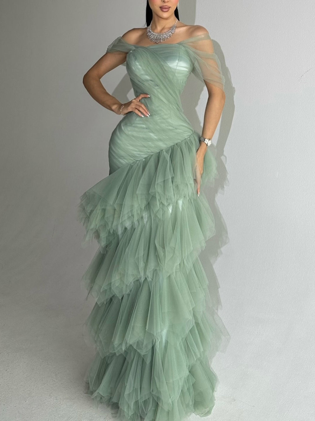 Robe longue élégante bustier vert clair coupe sirène avec jupe en tulle étagée