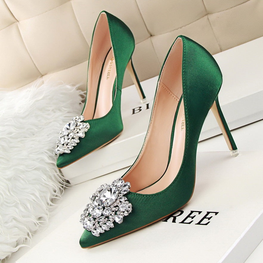 Escarpins pointus en satin avec boucle scintillante ornée de strass