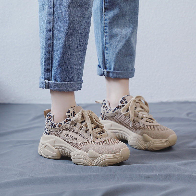 حذاء رياضي كاجوال ذو نعل سميك بنقشة جلد النمر، مصنوع من قماش شبكي يسمح بالتهوية.