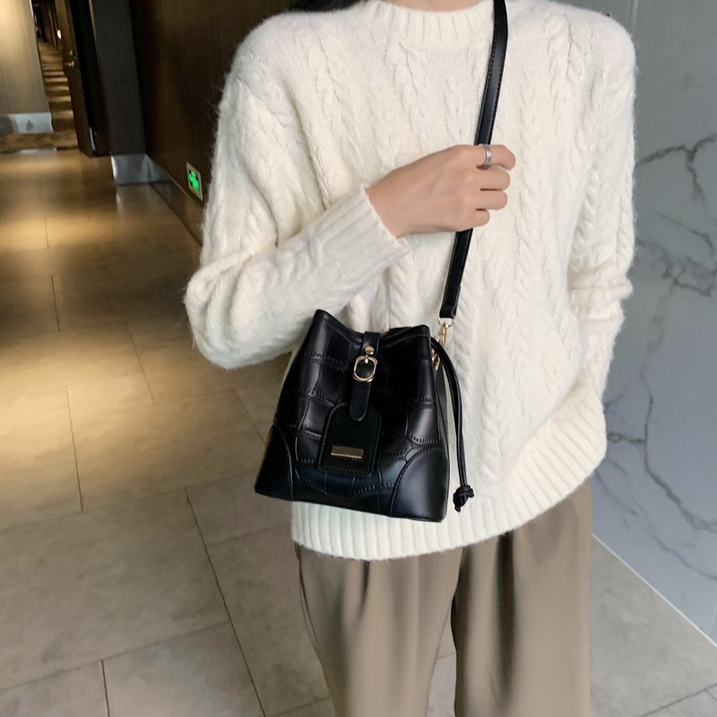 One-Shoulder Crocodile Pattern Bucket Bag Withdrawable Handbag