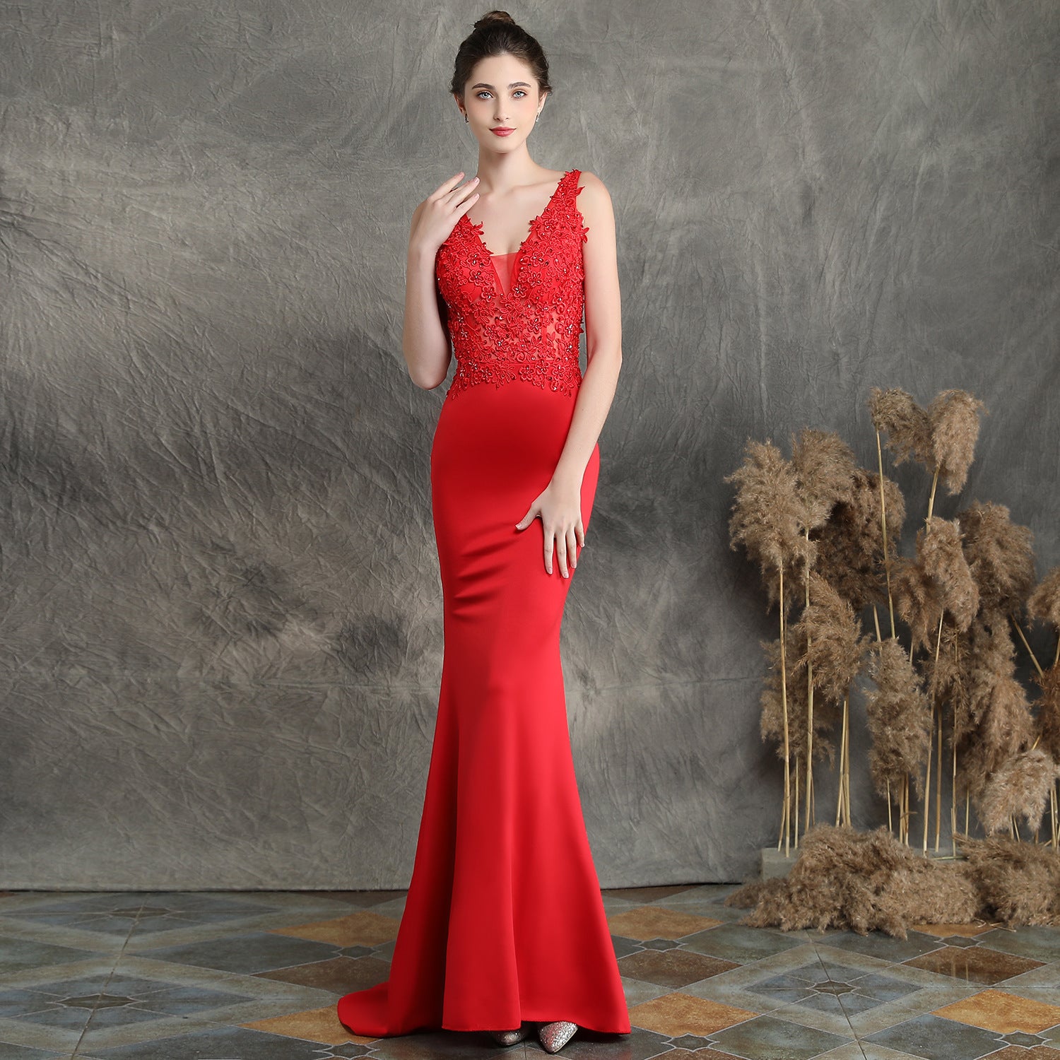 Robe de mariée longue ornée de perles pour un toast