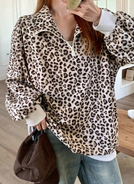 سويت شيرت مخملي بيج بنقشة جلد النمر وسحاب ربعي