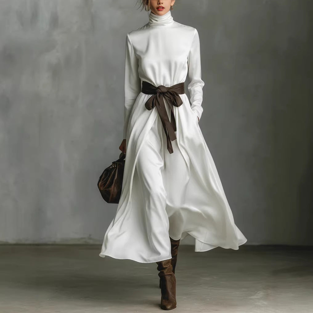 Robe mi-longue à manches longues avec ceinture contrastante