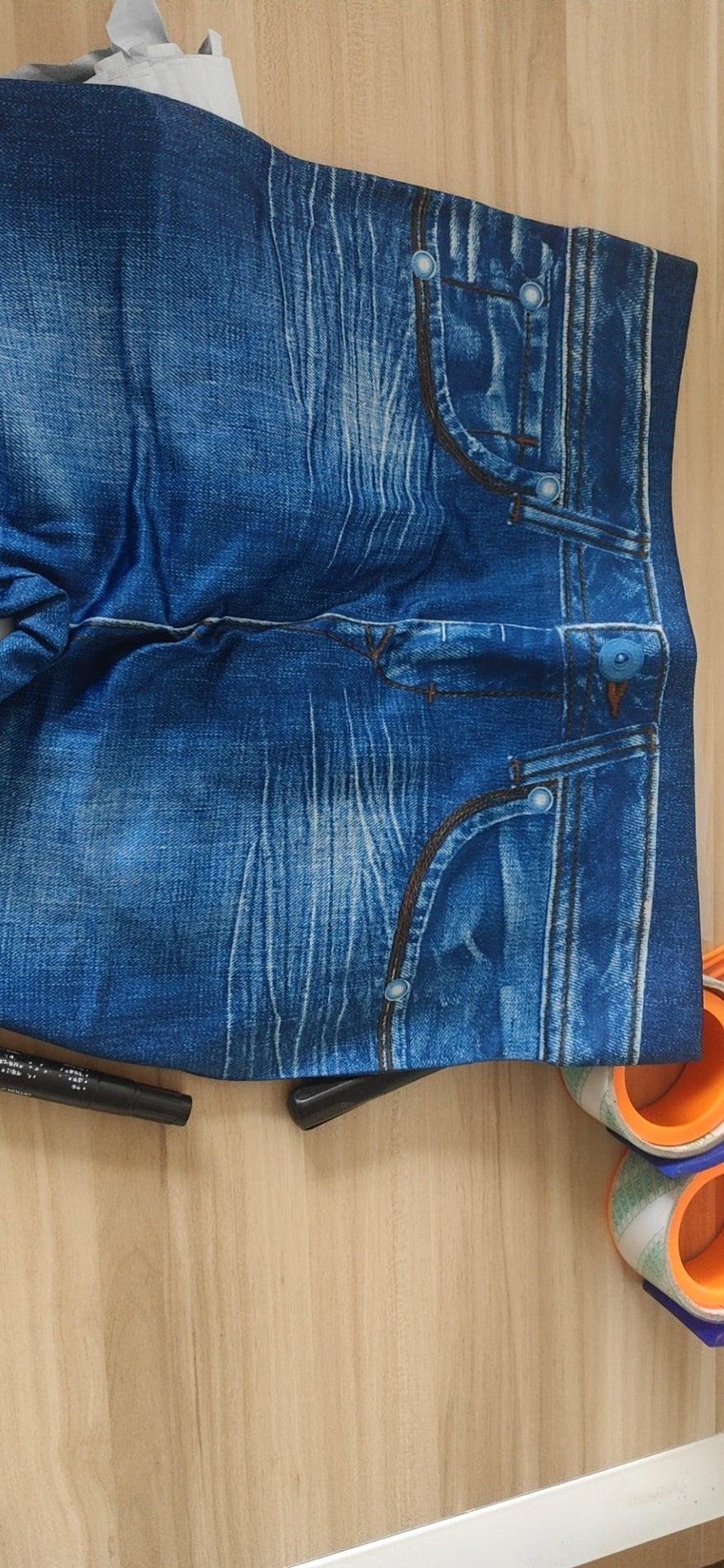 بنطال جينز ضيق بخصر عالٍ وقصة ضيقة وقصة مريحة، مصنوع من قماش الدنيم المطاطي، بتصميم كاجوال أساسي وجيوب وهمية.